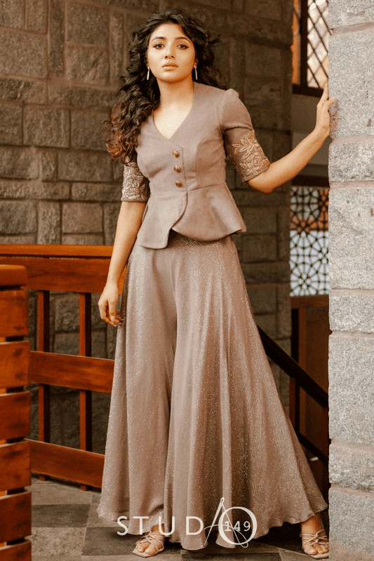 CONTEMPORARAY COCKTAIL OUTFIT IN BROWN