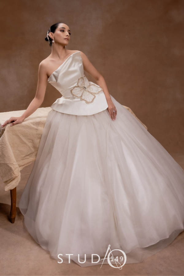 DESIGNER WEDDING GOWN I WHITE WEDDING DRESS I BRIDAL WEAR – Studio